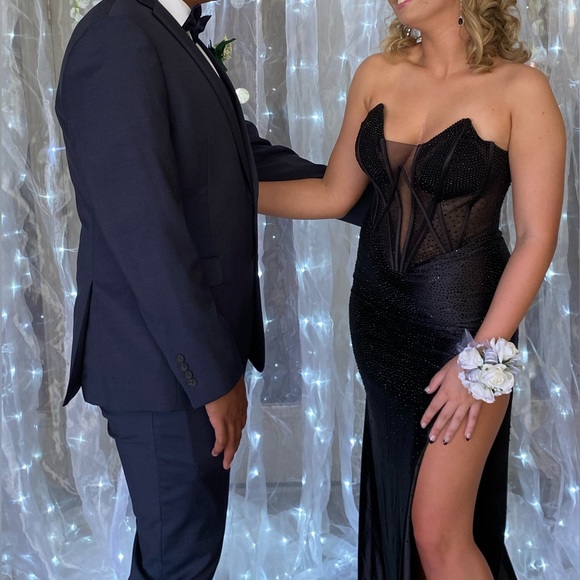 Hi! I’m selling my prom dress. Only worn once and in perfect condition. - Picture 2 of 5